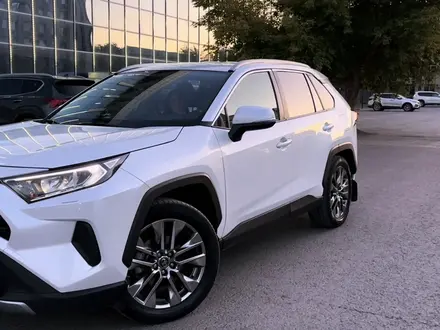 Toyota RAV4 2021 года за 14 000 000 тг. в Актобе