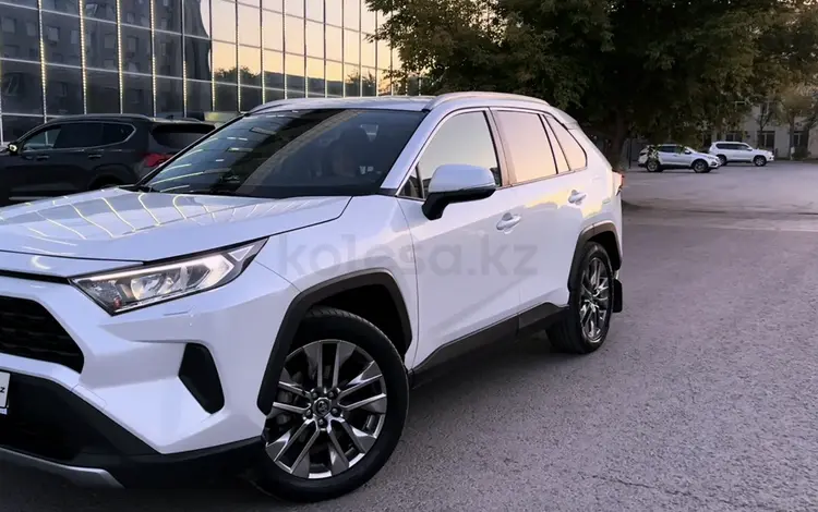 Toyota RAV4 2021 года за 14 000 000 тг. в Актобе