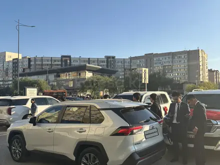 Toyota RAV4 2021 года за 14 000 000 тг. в Актобе – фото 3