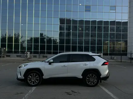 Toyota RAV4 2021 года за 14 000 000 тг. в Актобе – фото 2