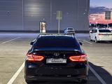 Toyota Camry 2019 года за 13 800 000 тг. в Актобе – фото 4