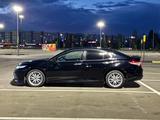 Toyota Camry 2019 года за 13 800 000 тг. в Актобе – фото 2