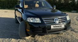 Volkswagen Touareg 2004 года за 4 900 000 тг. в Алматы – фото 2