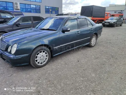 Mercedes-Benz E 240 2000 года за 2 650 000 тг. в Караганда – фото 2