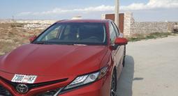 Toyota Camry 2020 года за 9 900 000 тг. в Актау – фото 2