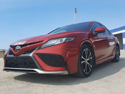 Toyota Camry 2020 года за 9 900 000 тг. в Актау