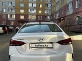 Hyundai Accent 2022 года за 8 300 000 тг. в Уральск – фото 3