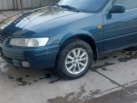 Toyota Camry 1997 года за 3 400 000 тг. в Усть-Каменогорск – фото 2