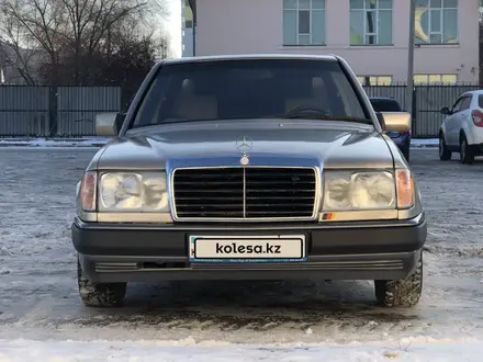 Mercedes-Benz E 220 1993 года за 2 300 000 тг. в Астана