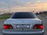 Mercedes-Benz E 200 1996 года за 3 350 000 тг. в Уральск – фото 3
