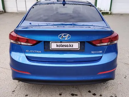 Hyundai Elantra 2018 года за 5 250 000 тг. в Уральск – фото 2