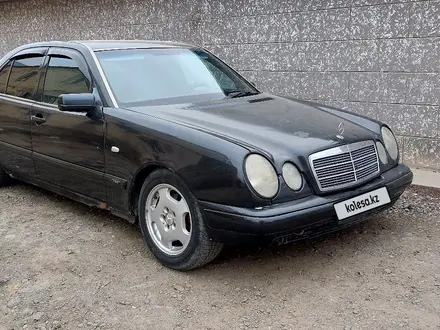 Mercedes-Benz E 230 1996 года за 1 800 000 тг. в Кульсары – фото 2