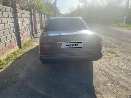 Mercedes-Benz E 280 1993 года за 1 900 000 тг. в Сарканд – фото 2