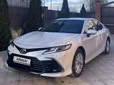 Toyota Camry 2023 годаүшін16 790 000 тг. в Актобе – фото 3