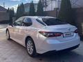 Toyota Camry 2023 года за 16 790 000 тг. в Актобе – фото 4