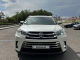 Toyota Highlander 2017 года за 16 990 000 тг. в Астана – фото 2