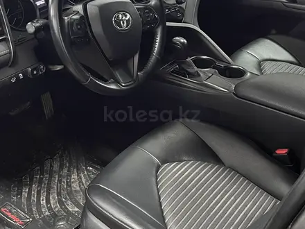 Toyota Camry 2021 года за 13 490 000 тг. в Актау – фото 6