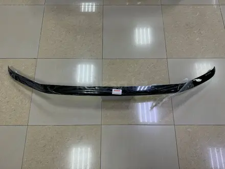 Дефлектор капота, мухобойка (оригинал) на Toyota Land Cruiser 300 за 61 900 тг. в Уральск