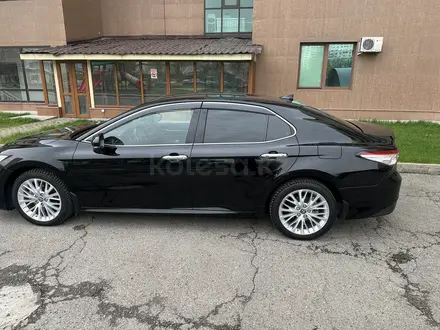 Toyota Camry 2019 года за 14 800 000 тг. в Алматы – фото 6
