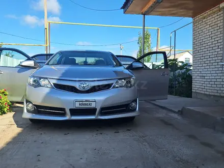 Toyota Camry 2013 года за 6 500 000 тг. в Уральск – фото 2