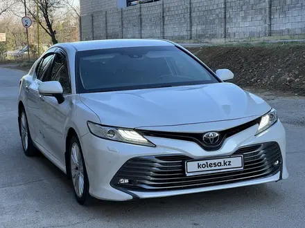 Toyota Camry 2019 года за 17 400 000 тг. в Шымкент – фото 2