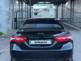 Toyota Camry 2018 года за 11 600 000 тг. в Астана – фото 2