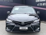 Toyota Camry 2020 года за 13 300 000 тг. в Актобе – фото 2