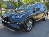Toyota Highlander Luxe 2025 года за 32 800 000 тг. в Семей