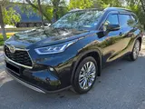 Toyota Highlander Luxe 2025 года за 32 800 000 тг. в Семей
