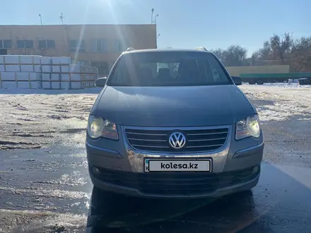 Volkswagen Touran 2008 года за 4 500 000 тг. в Алматы – фото 3