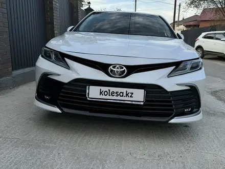 Toyota Camry 2021 года за 13 200 000 тг. в Атырау