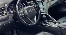 Toyota Camry 2018 года за 11 500 000 тг. в Астана – фото 2