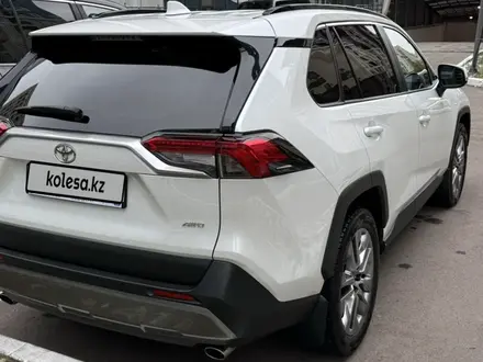 Toyota RAV4 2021 года за 17 600 000 тг. в Астана – фото 2