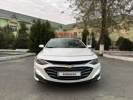 Chevrolet Malibu 2017 года за 7 700 000 тг. в Шымкент – фото 2