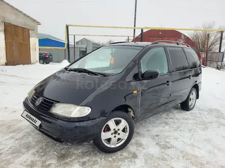 Volkswagen Sharan 1998 года за 1 400 000 тг. в Актобе – фото 2