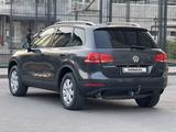 Volkswagen Touareg 2011 года за 7 300 000 тг. в Астана – фото 2