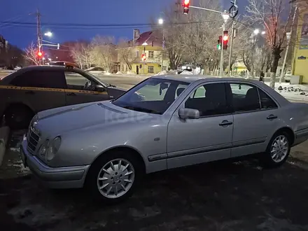 Mercedes-Benz E 230 1996 года за 4 200 000 тг. в Жезказган – фото 2