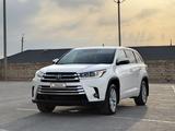 Toyota Highlander 2016 года за 11 700 000 тг. в Мангистау