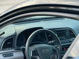 Hyundai Elantra 2017 годаүшін4 000 000 тг. в Актобе – фото 5