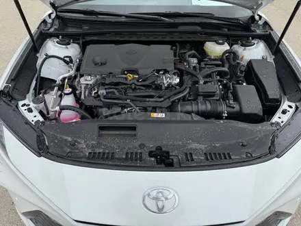 Toyota Camry Luxe eCVT 2026 года за 24 190 000 тг. в Актобе – фото 2