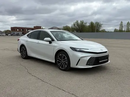 Toyota Camry Luxe eCVT 2026 года за 24 190 000 тг. в Актобе – фото 10
