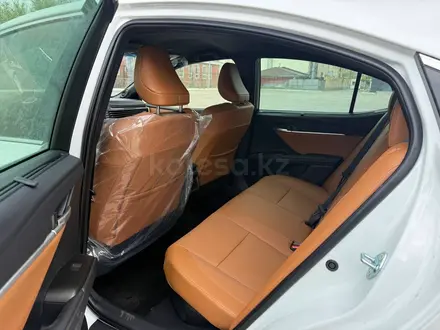 Toyota Camry Luxe eCVT 2026 года за 24 190 000 тг. в Актобе – фото 11