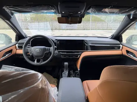 Toyota Camry Luxe eCVT 2026 года за 24 190 000 тг. в Актобе – фото 12