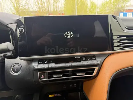 Toyota Camry Luxe eCVT 2026 года за 24 190 000 тг. в Актобе – фото 16