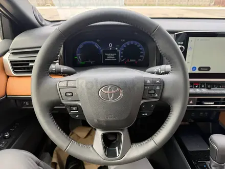 Toyota Camry Luxe eCVT 2026 года за 24 190 000 тг. в Актобе – фото 18