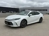 Toyota Camry Luxe eCVT 2026 года за 24 190 000 тг. в Актобе