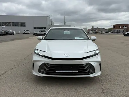 Toyota Camry Luxe eCVT 2026 года за 24 190 000 тг. в Актобе – фото 3