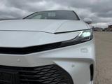 Toyota Camry Luxe eCVT 2026 года за 24 190 000 тг. в Актобе – фото 4