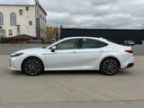 Toyota Camry Luxe eCVT 2026 года за 24 190 000 тг. в Актобе – фото 5