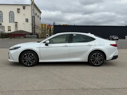 Toyota Camry Luxe eCVT 2026 года за 24 190 000 тг. в Актобе – фото 5